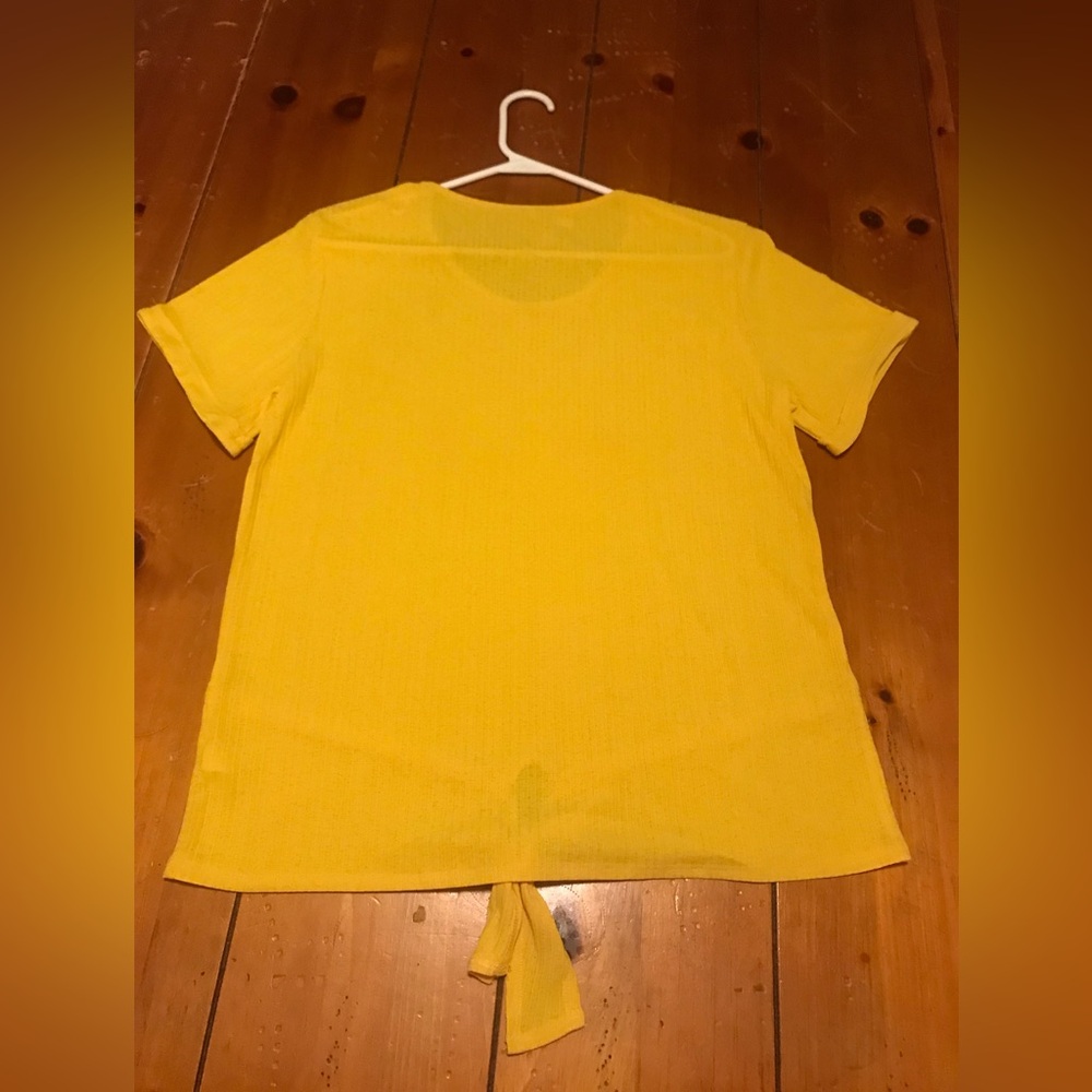 Passports top size XL, yellow colored with a tie knot.